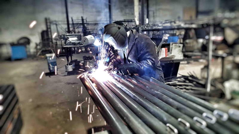 Какие материалы используют при изготовлении уличного спортивного оборудования в Оренбурге?